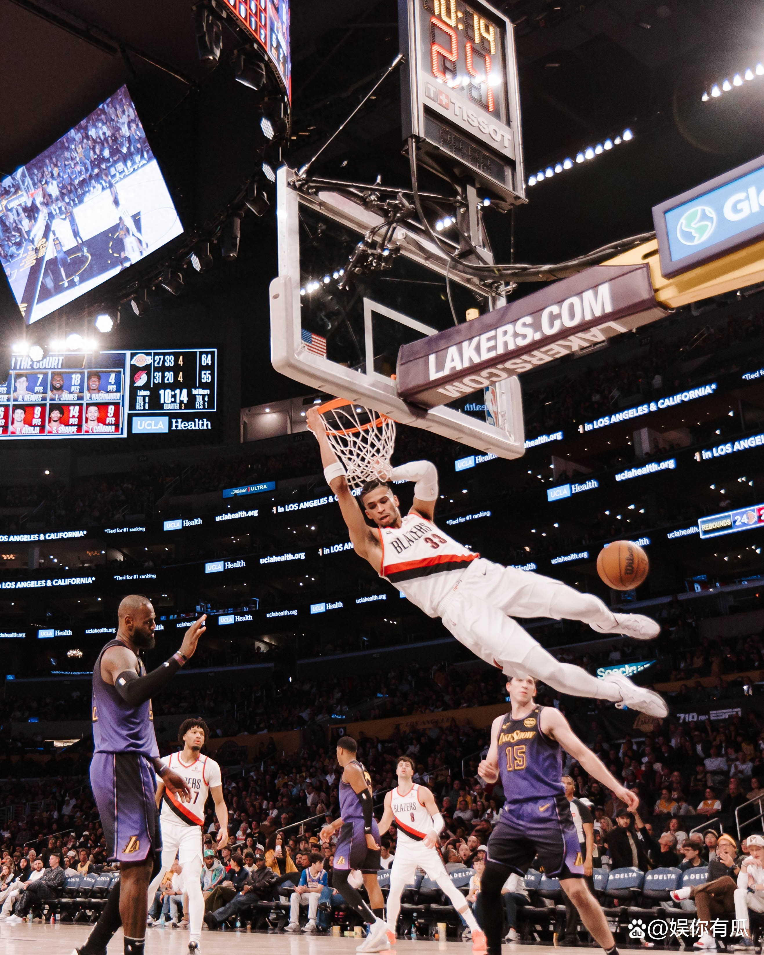 火箭完胜青岛队,詹姆斯惊艳四座 火箭完胜青岛队,詹姆斯惊艳四座