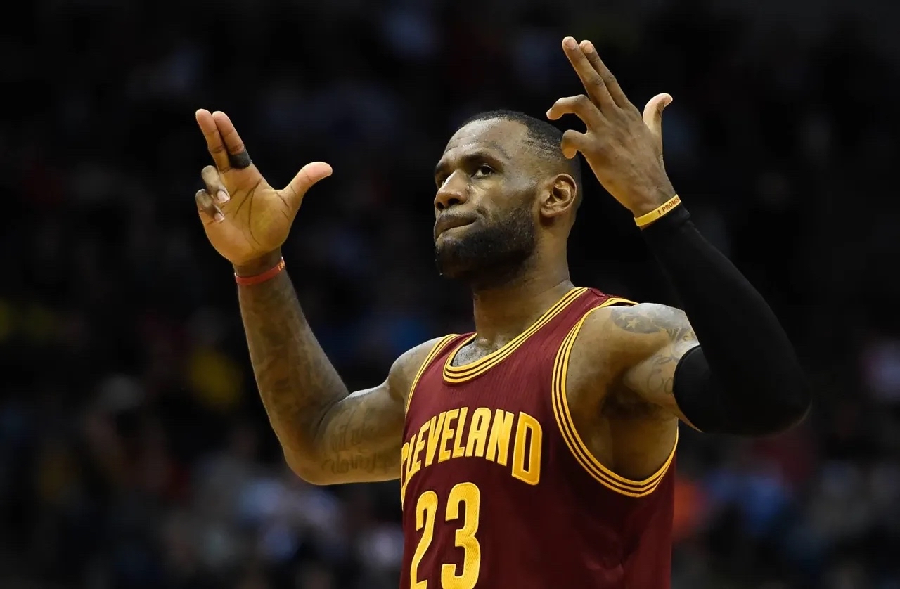 火箭完胜青岛队,詹姆斯惊艳四座 火箭完胜青岛队,詹姆斯惊艳四座