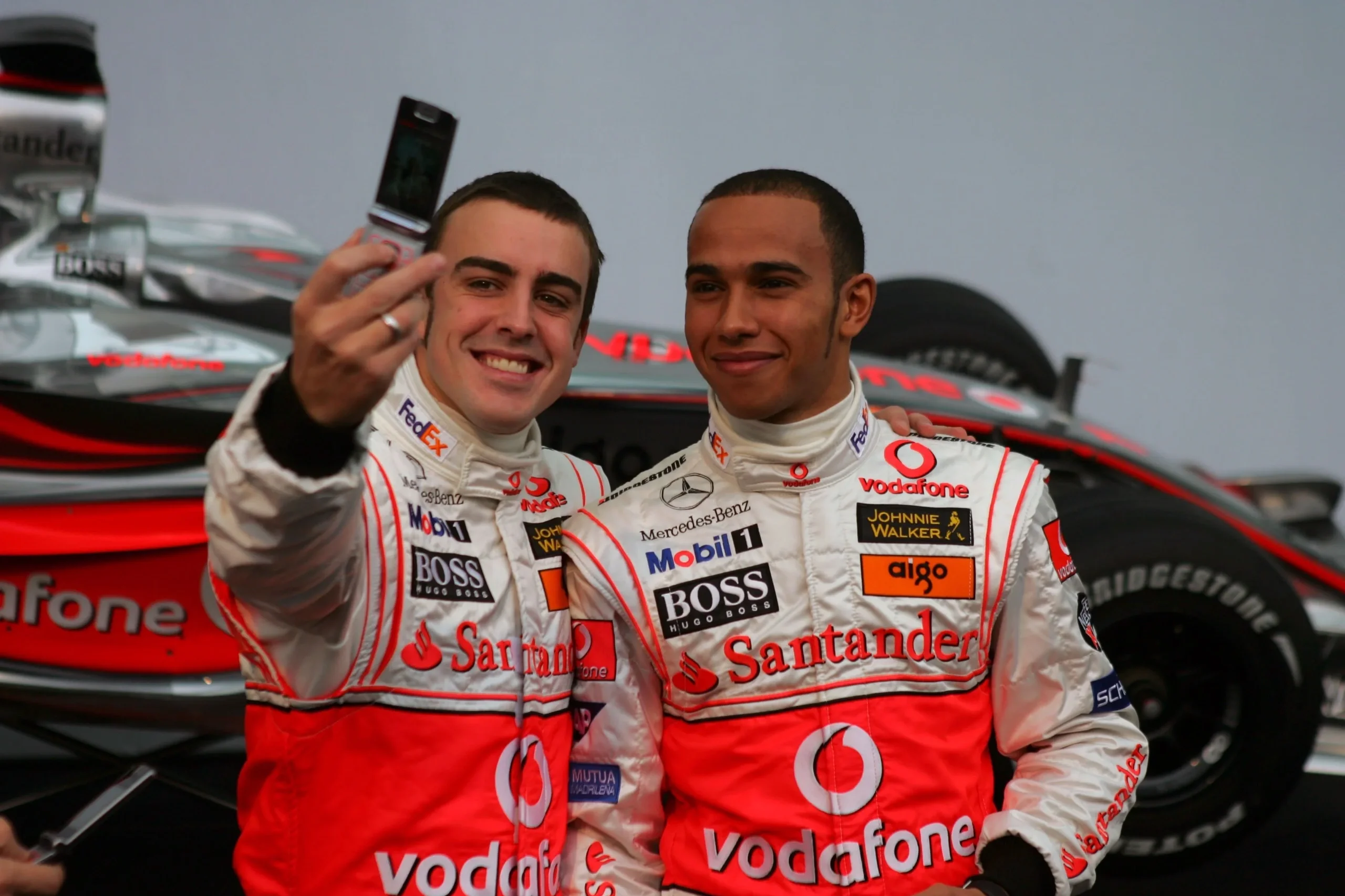 迈凯伦鏖战索伯车队，汉密尔顿扛起全队