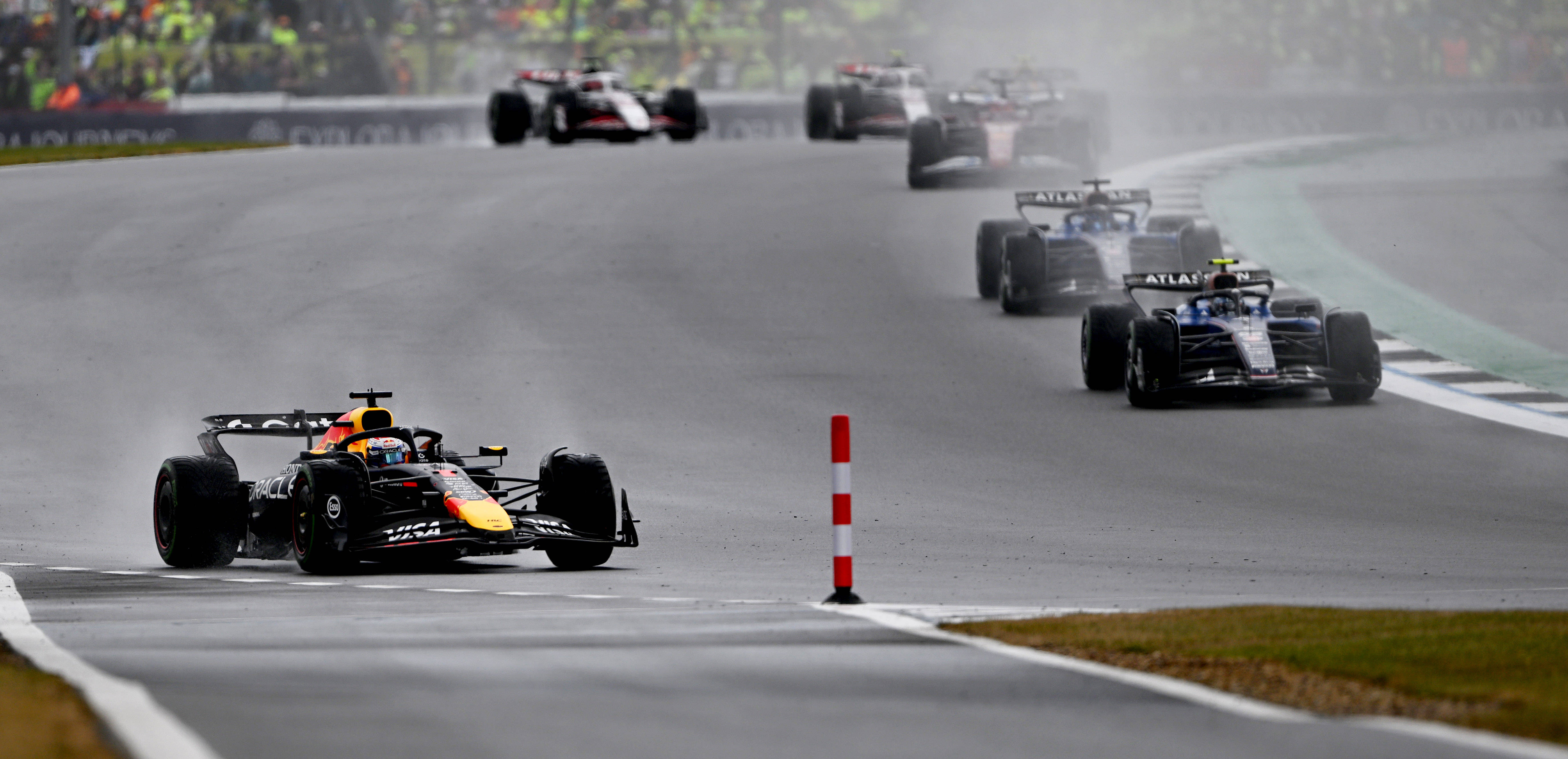 索伯车队险胜阿斯顿马丁，维斯塔潘统治全场