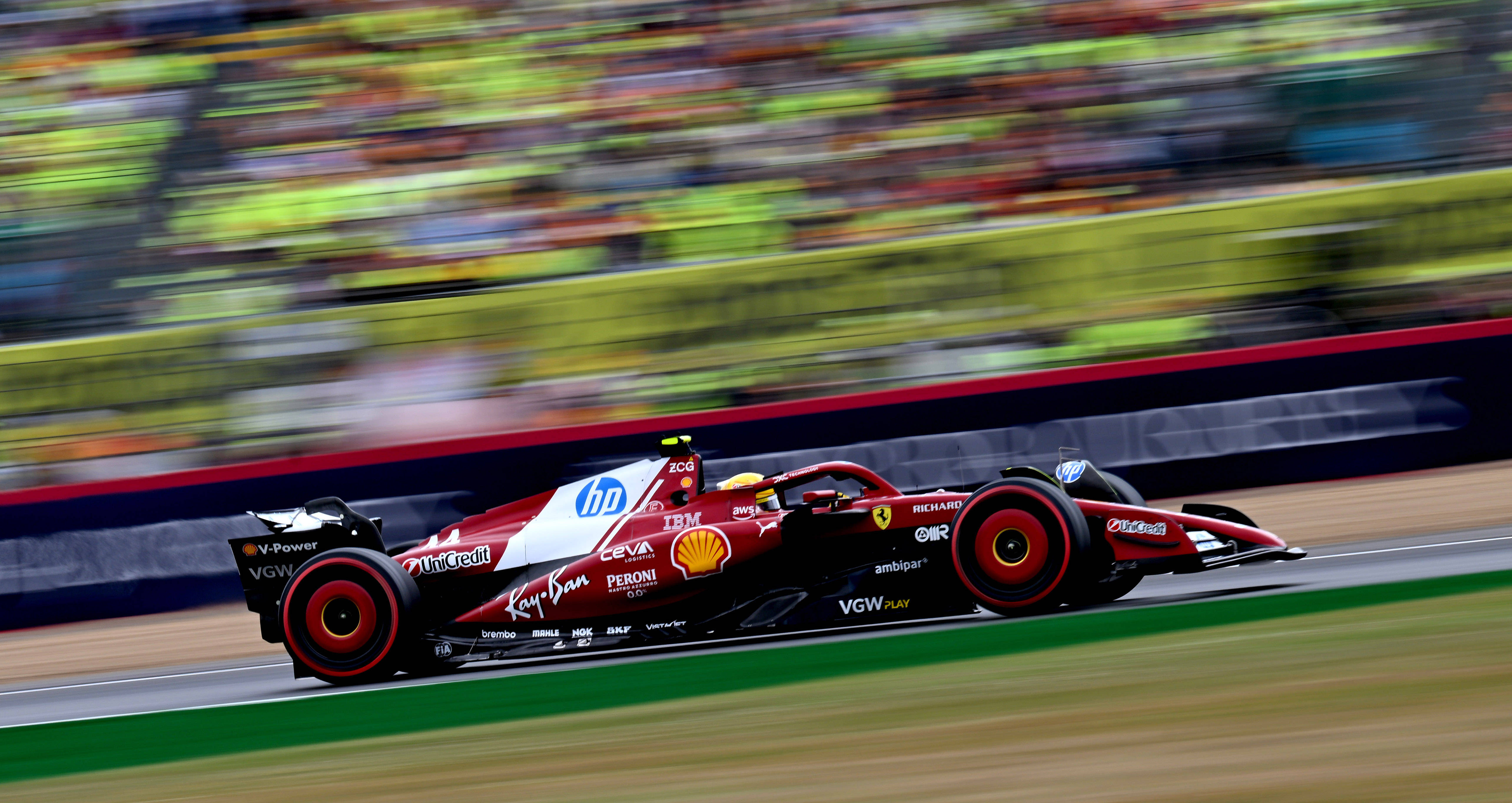 红牛车队碾压迈凯伦，皮亚斯特里带队取胜