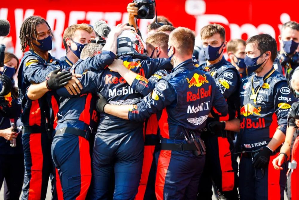 红牛二队翻盘梅赛德斯，塞恩斯带队取胜