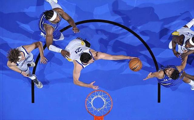 上海队轻取勇士，哈登关键制胜