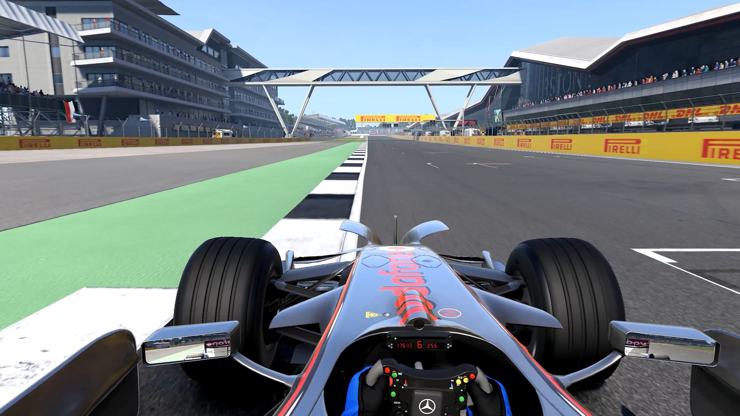 迈凯伦险胜法拉利，塞恩斯点燃赛场